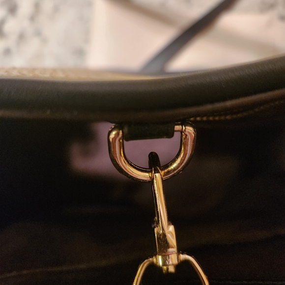 Black and Tan Shoulder Bag with Versatile Design - Picture 4 of 4